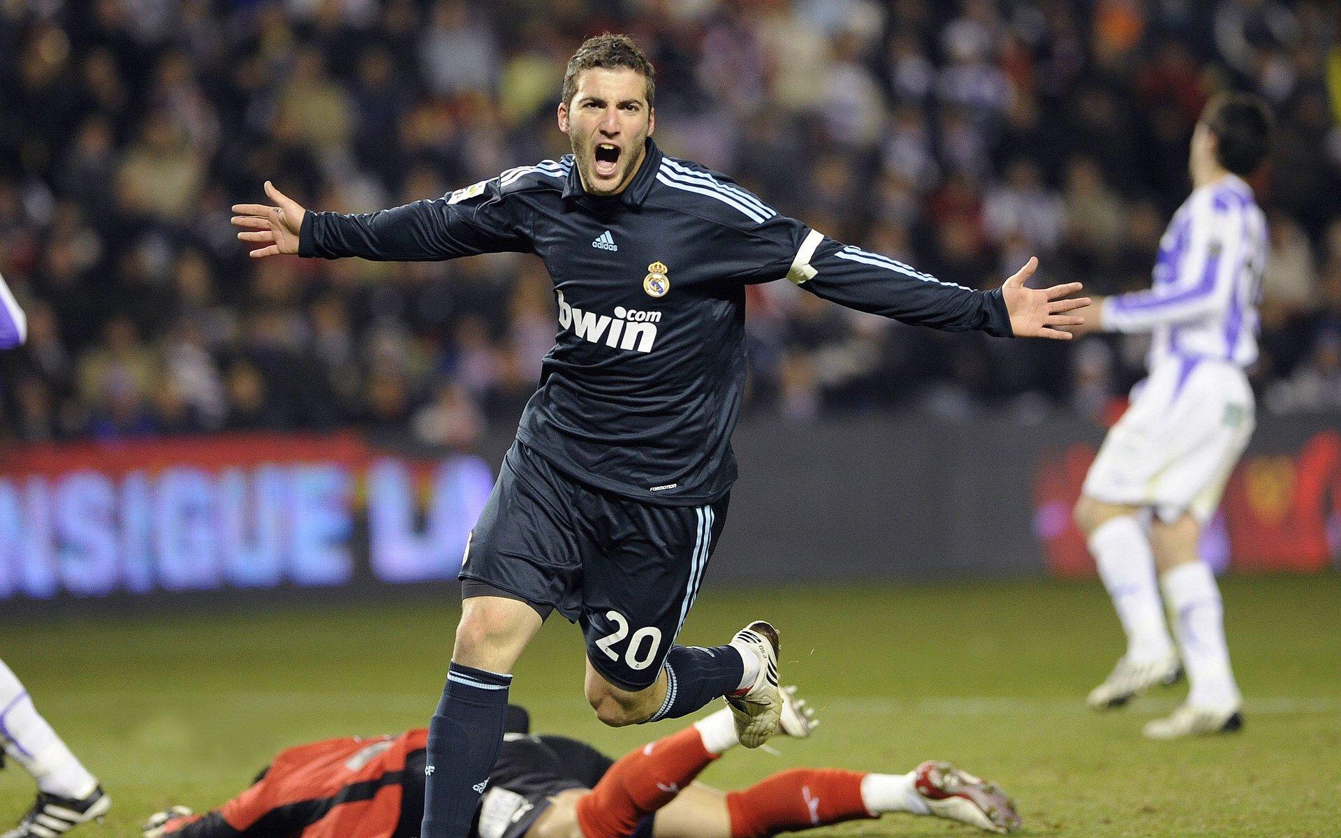 巴黎圣日耳曼重磅引援！名记曝乌克兰铁卫扎巴尔尼加盟，转会费高达6600万欧元